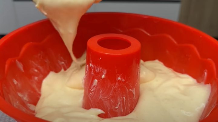 Plněná bábovka s broskvemi a vanilkou