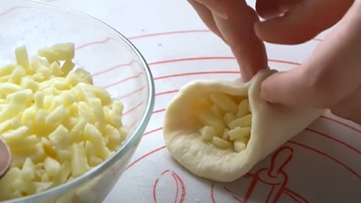 Domácí sýrové bulky s česnekem