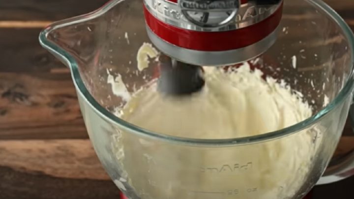 Jednoduchý hrnkový koláč s rozinkami