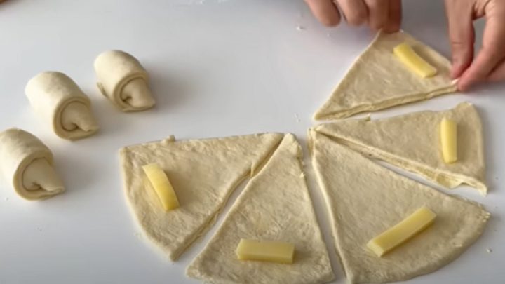 Máslové rohlíčky plněné sýrem