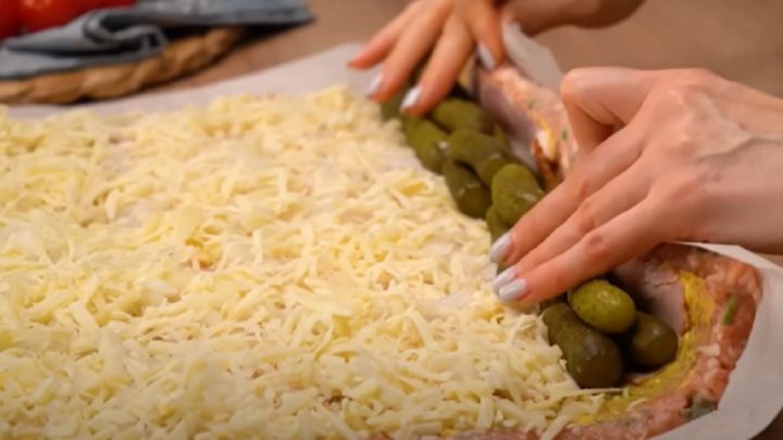 Pečená masová roláda s okurkami a slaninou