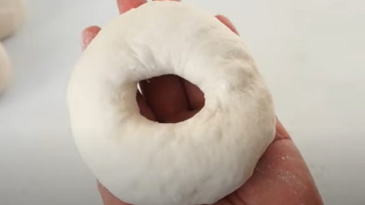 Domácí bagel sypaný sezamem