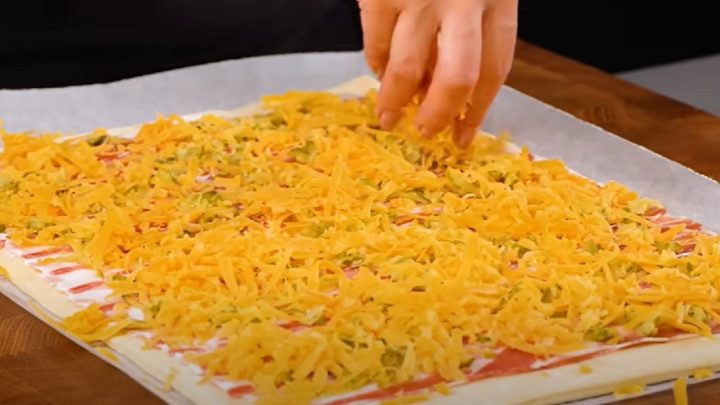 Slaný závin se slaninou a čedarem