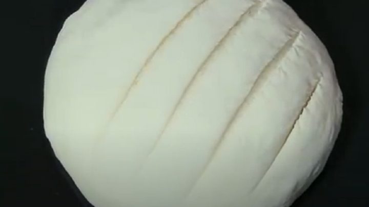 Jednoduchý bílý chléb z kynutého těsta