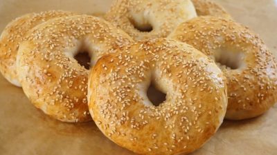 Domácí bagel sypaný sezamem