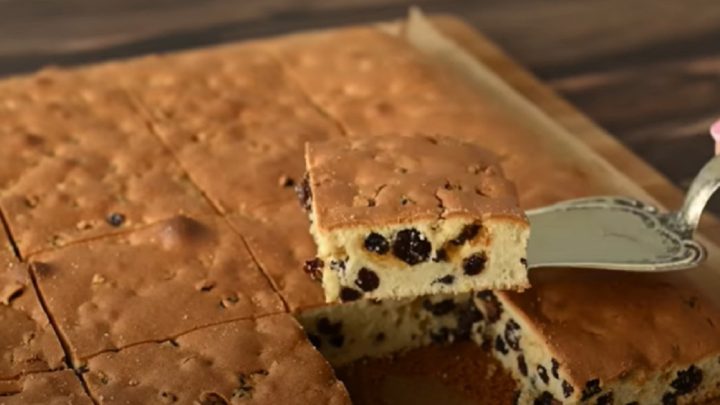 Jednoduchý hrnkový koláč s rozinkami