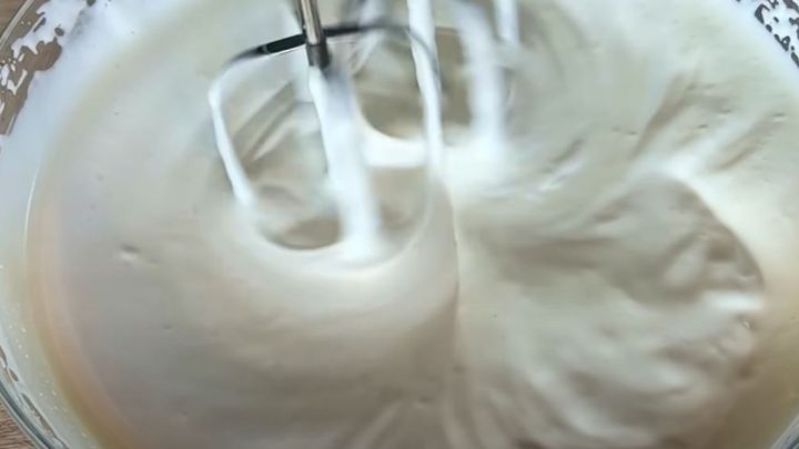 Slavnostní čokoládový dort s třešněmi