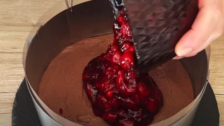 Slavnostní čokoládový dort s třešněmi