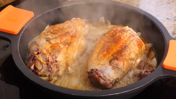 Vepřové koleno na pivu s cibulí a česnekem