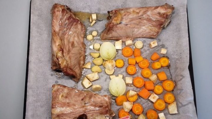 Silný vepřový vývar se zeleninou