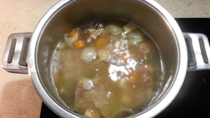 Silný vepřový vývar se zeleninou