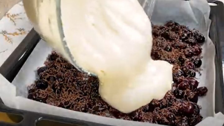 Roláda s třešněmi, čokoládou a ořechy