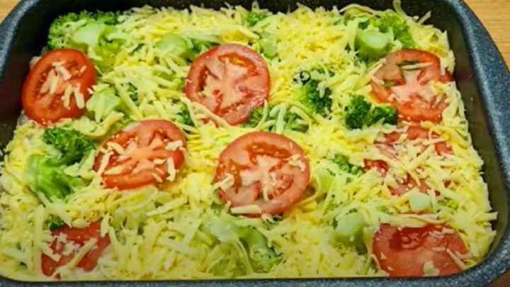 Kuřecí maso s brokolicí, rajčaty a sýrem