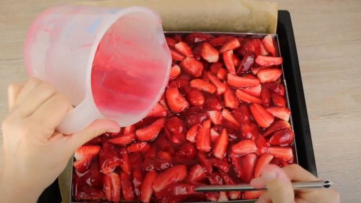 Nepečené vaflové řezy s jahodami