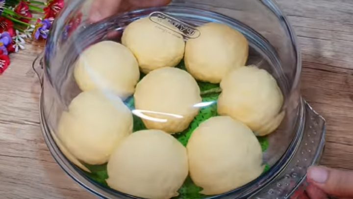 Závin se sušeným ovocem a vlašskými ořechy