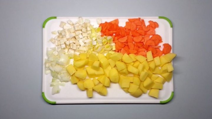 Sedlácká bramboračka se sušenými houbami