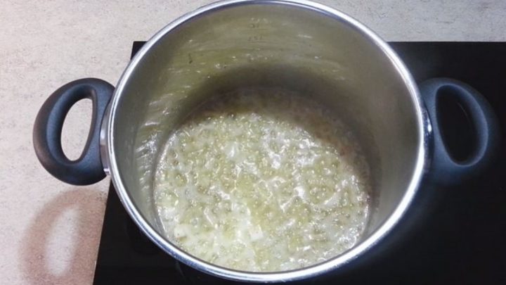 Sedlácká bramboračka se sušenými houbami