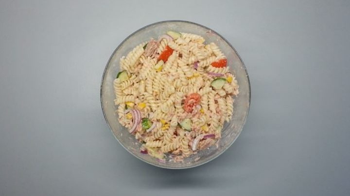 Rychlý těstovinový salát s tuňákem a zeleninou