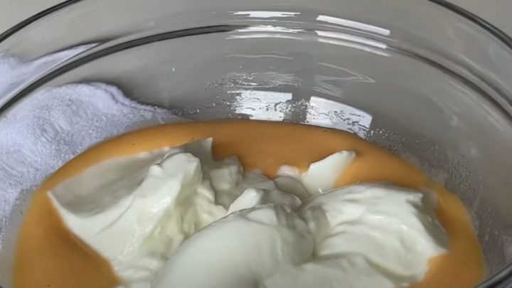 Vláčný jogurtový koláč s ovocem