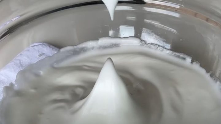 Vláčný jogurtový koláč s ovocem