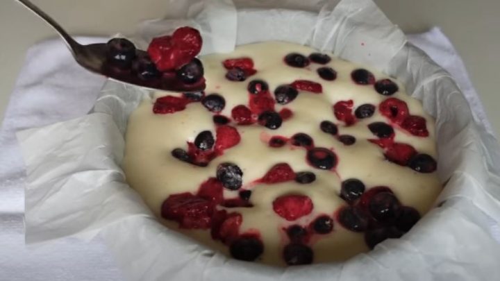 Vláčný jogurtový koláč s ovocem