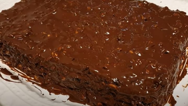 Buchta z mikrovlnky s křupavými arašídy