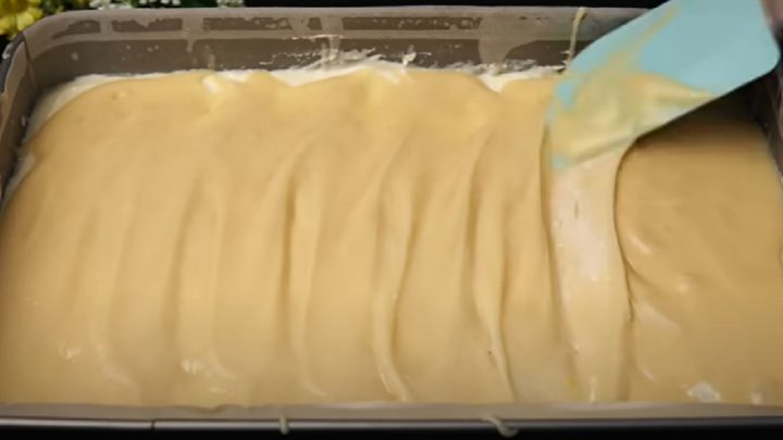 Koláč s kousky jablek a mandlemi