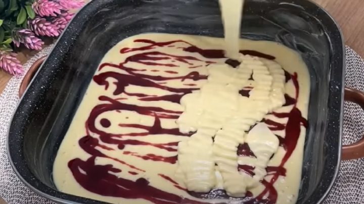 Piškotová buchta s ovocnou marmeládou