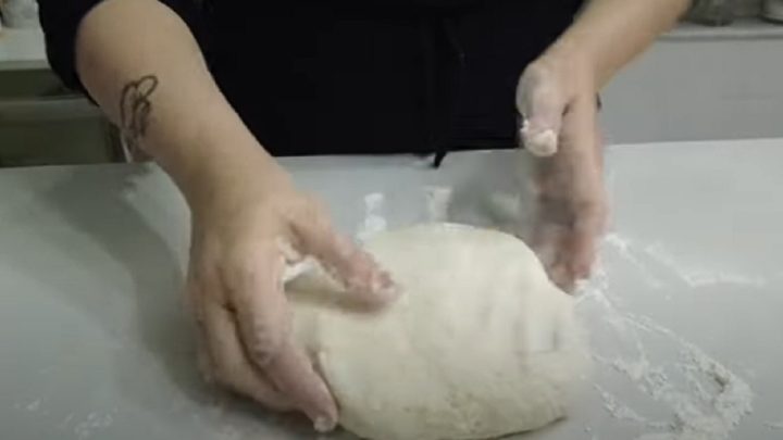 Vláčný štrůdl s jablky a vlašskými ořechy