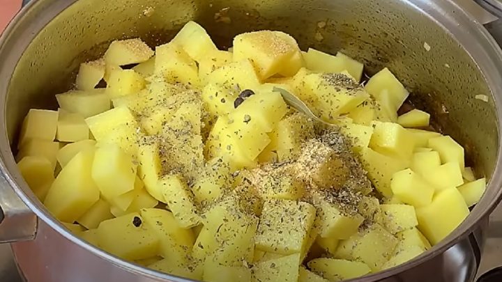 Hustá gulášová polévka s koprem