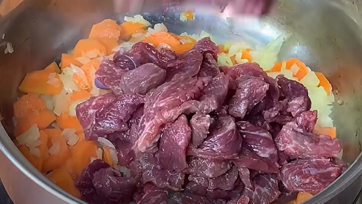 Hustá gulášová polévka s koprem