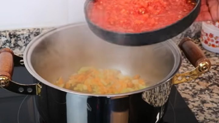 Polévka z bílých fazolí s rajčaty