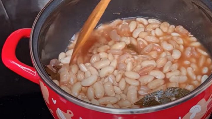 Farmářské fazole s rajčaty a klobásou