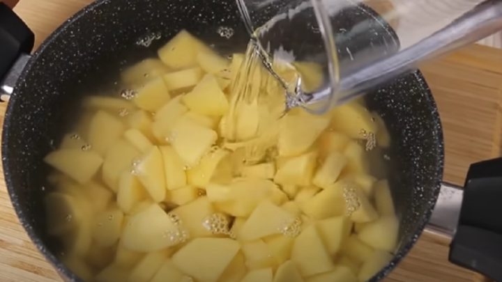 Zapečené brambory s masovou směsí