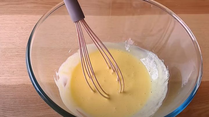 Křehké jogurtové sušenky obalené v cukru