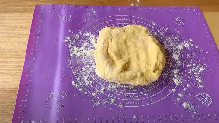 Křehké jogurtové sušenky obalené v cukru