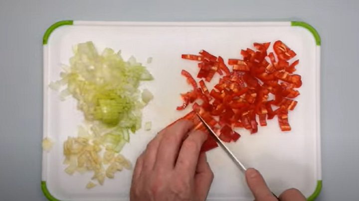 Kolínka s mletým masem, paprikou a rajčaty