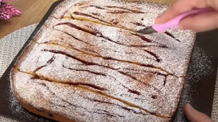 Piškotová buchta s ovocnou marmeládou