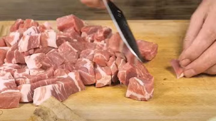 Vepřový guláš se slaninou na černém pivu