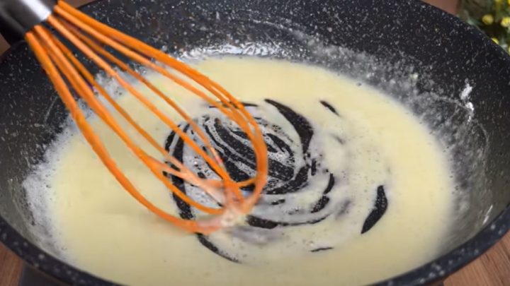 Rychlé špagety se sýrovou omáčkou a uzeným masem