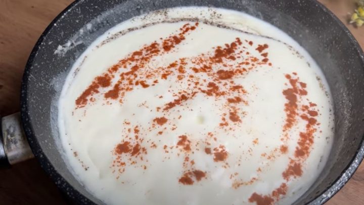 Rychlé špagety se sýrovou omáčkou a uzeným masem