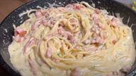 Rychlé špagety se sýrovou omáčkou a uzeným masem
