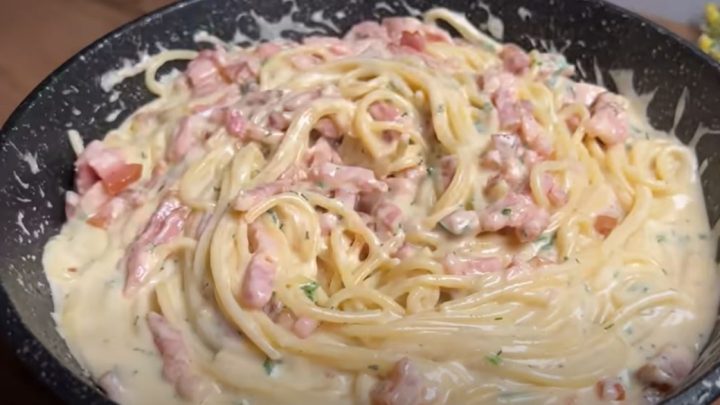 Rychlé špagety se sýrovou omáčkou a uzeným masem