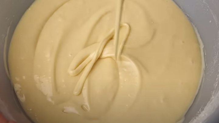 Koláč s kousky jablek a mandlemi