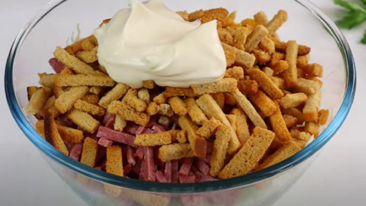 Zelný salát se salámem a krutony