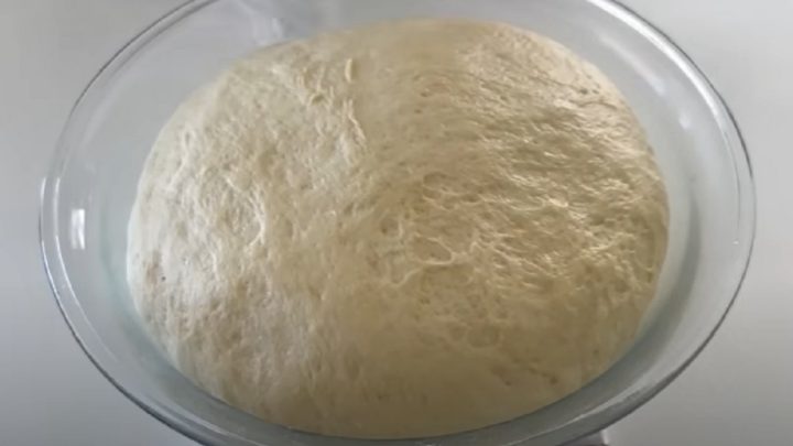 Sýrové trojúhelníčky z kynutého těsta