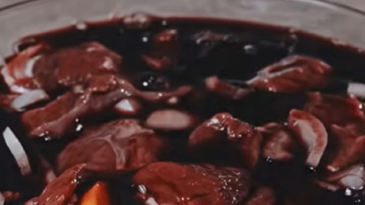 Hovězí guláš na červeném víně