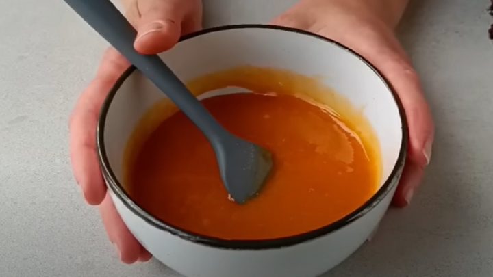 Řezy s marmeládou a čokoládovou polevou