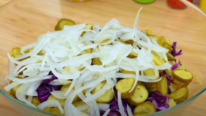 Německý salát s bramborem a zelím