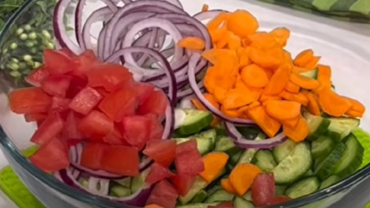 Zeleninový salát s vejci a medem